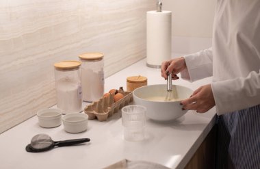 Mutfakta kadın yemekleri, kadın elleri, yemek blogu, adım adım yemek pişirme tarifi, kahvaltı, yemek tarifi, yemek tarifi, tabak ve kahvaltıyı hazırlamak için çırpma.