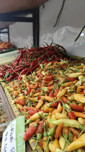 Pazarda çeşitli biber türleri satılıyor.