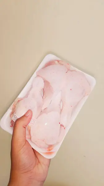 Elin taze tavuk eti tutuyor.