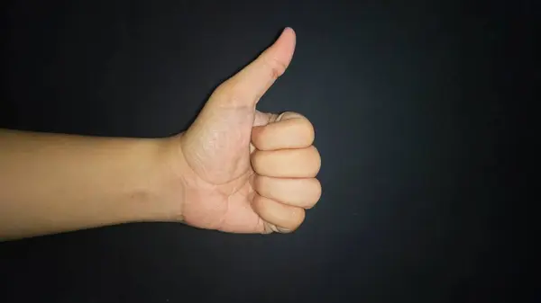 El parmağı siyah arkaplanda izole.