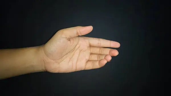 Eller yardım eli uzatıyor. Siyah arkaplanda izole