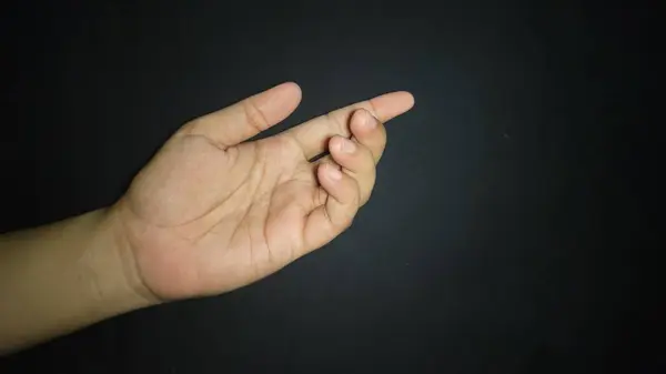 Yardım isteyen bir jest yapan eller. Siyah arkaplanda izole