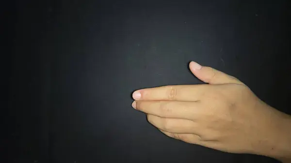 El sıkışmaya davet ederek bir jest yapmak. Siyah arkaplanda izole