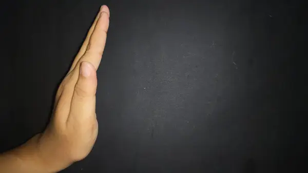 El işareti ya da uyarı işareti göstererek. Siyah arkaplanda izole edilmiş.