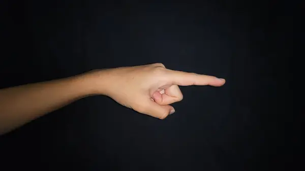 Bir şeyi işaret eden bir el. Siyah arkaplanda izole