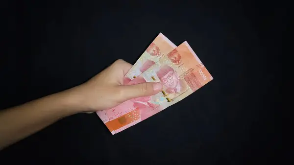 El ele tutuşarak. Siyah arka planda izole edilmiş.