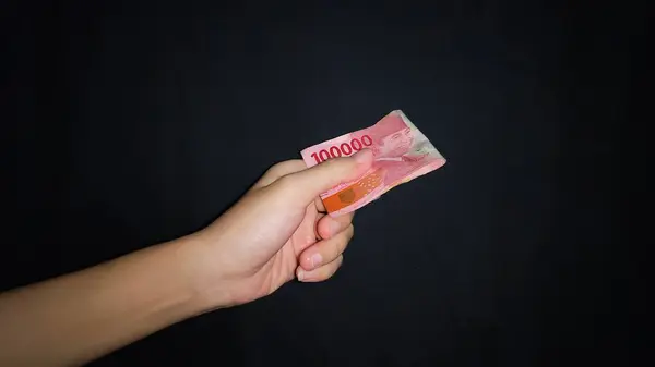 El ele tutuşarak. Siyah arka planda izole edilmiş.