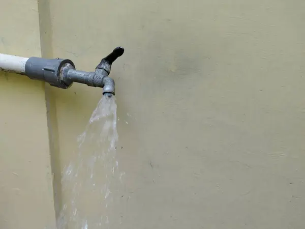 Evin yanındaki musluğu aç.