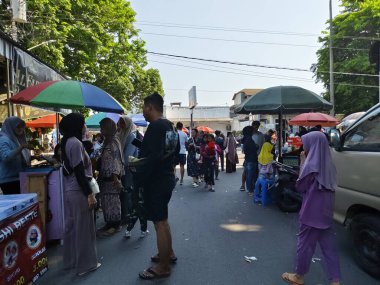 Sukoharjo, Endonezya - 13 Ekim 2024: İnanılmaz bir kalabalık ve heyecan dolu yemek festivali.