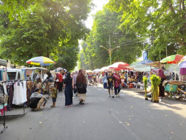 Sukoharjo, Endonezya - 13 Ekim 2024: İnanılmaz bir kalabalık ve heyecan dolu yemek festivali.