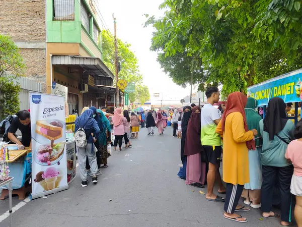 Sukoharjo, Endonezya - 13 Ekim 2024: İnanılmaz bir kalabalık ve heyecan dolu yemek festivali.
