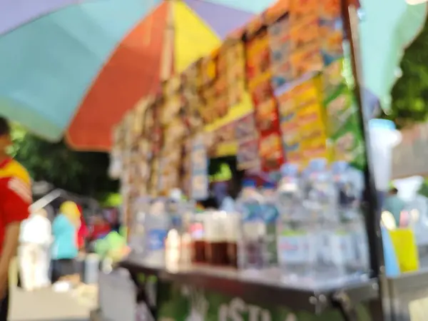 Çeşitli içecekler satan odaksız mobil araba.