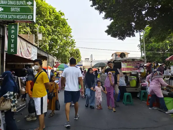 Sukoharjo, Endonezya - 13 Ekim 2024: İnanılmaz bir kalabalık ve heyecan dolu yemek festivali.