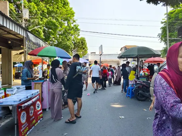 Sukoharjo, Endonezya - 13 Ekim 2024: İnanılmaz bir kalabalık ve heyecan dolu yemek festivali.