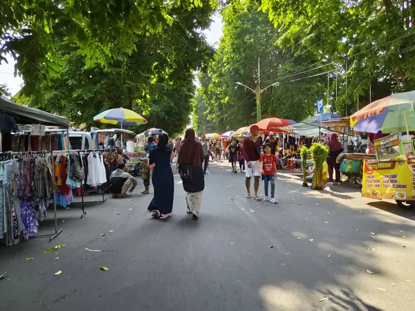 Sukoharjo, Endonezya - 13 Ekim 2024: İnanılmaz bir kalabalık ve heyecan dolu yemek festivali.