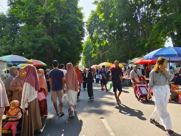 Sukoharjo, Endonezya - 13 Ekim 2024: İnanılmaz bir kalabalık ve heyecan dolu yemek festivali.