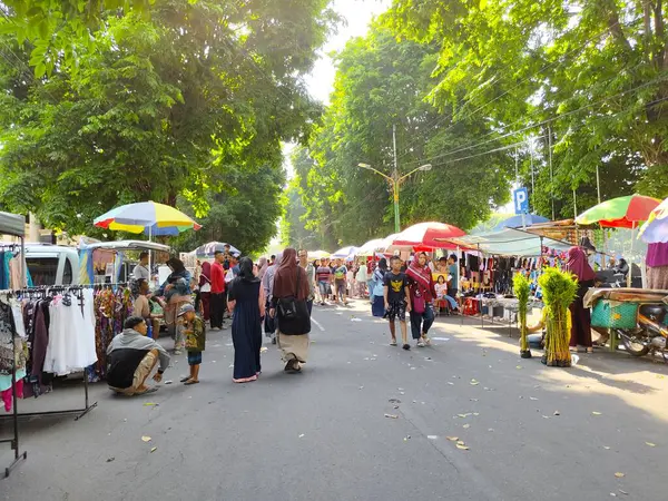 Sukoharjo, Endonezya - 13 Ekim 2024: İnanılmaz bir kalabalık ve heyecan dolu yemek festivali.