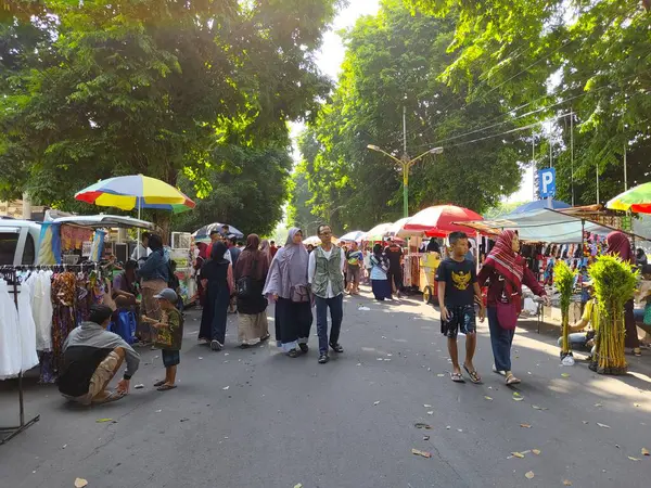 Sukoharjo, Endonezya - 13 Ekim 2024: İnanılmaz bir kalabalık ve heyecan dolu yemek festivali.