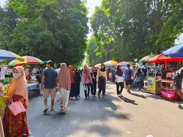 Sukoharjo, Endonezya - 13 Ekim 2024: İnanılmaz bir kalabalık ve heyecan dolu yemek festivali.