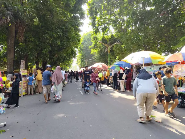 Sukoharjo, Endonezya - 13 Ekim 2024: İnanılmaz bir kalabalık ve heyecan dolu yemek festivali.