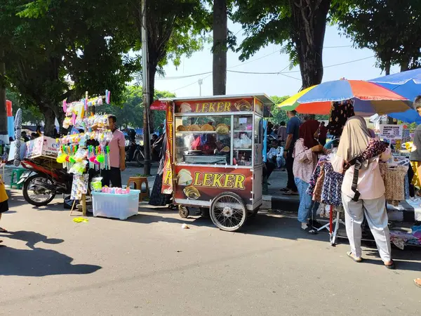 Sukoharjo, Endonezya - 13 Ekim 2024: İnanılmaz bir kalabalık ve heyecan dolu yemek festivali.