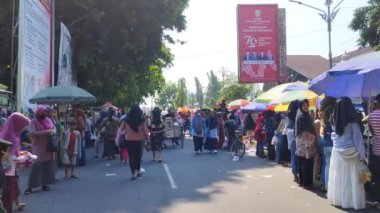 Sukoharjo, Endonezya - 13 Ekim 2024: İnanılmaz bir kalabalık ve heyecan dolu yemek festivali.