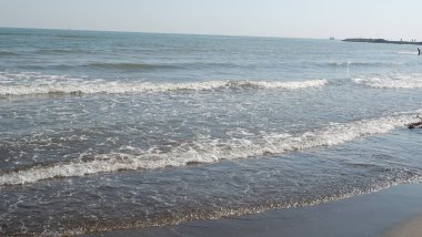 Plaj ve yazı tipi manzaralı dalgalar. Deniz yazı tipi görüntüsünden su arka planı. Yaz deniz manzarası. Okyanus dalgaları sahile çarpıyor..