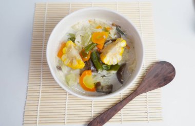 Sayur Lodeh ya da hindistan cevizi sütlü sebze çorbası. Geleneksel Endonezya yemeği. Chayote, uzun fasulye, patlıcan, lahana, mısır, havuç ve hindistan cevizi sütü içerir. Kasede servis edilir..