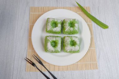 Kue Putu Ayu, geleneksel Endonezya aperatifi pirinç unu, suji yaprakları, pandan yaprakları, rendelenmiş hindistan cevizi, sonra buharda pişirilmiş, tatlı ve lezzetli..