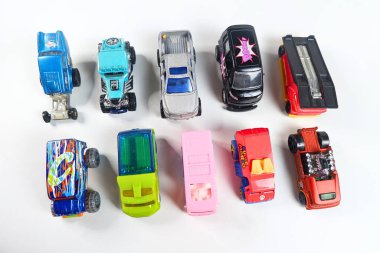 Semarang, Endonezya - 15 Ekim 2024: Beyaz arka planda renkli oyuncak araba koleksiyonu grubu. Ateşli Tekerlekler. Üst Manzara. Seçici odak.