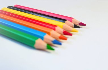 İzole edilmiş beyaz arkaplanda renk kalemleri toplu olarak ayarlandı