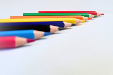 İzole edilmiş beyaz arkaplanda renk kalemleri toplu olarak ayarlandı