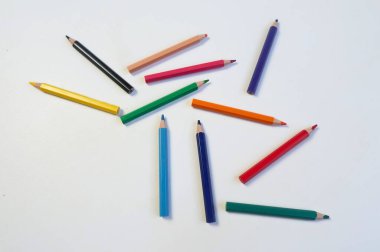 İzole edilmiş beyaz arkaplanda renk kalemleri toplu olarak ayarlandı