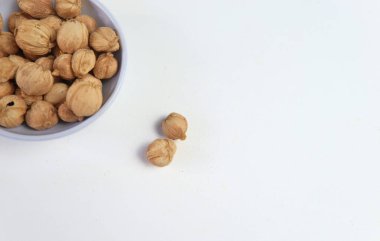 Beyaz arka planda Siyam Kakule veya Kapulaga. Kurumuş tohumlar. Kurutulmuş Bitki Baharatı.