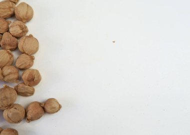 Beyaz arka planda Siyam Kakule veya Kapulaga. Kurumuş tohumlar. Kurutulmuş Bitki Baharatı.