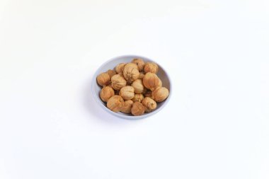 Beyaz arka planda Siyam Kakule veya Kapulaga. Kurumuş tohumlar. Kurutulmuş Bitki Baharatı.