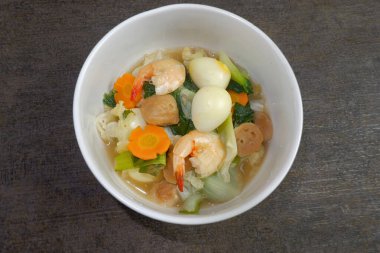 Capcay, kızarmış sebze, köfte, karides ve yumurta. Beyaz bir kasede servis edildi..