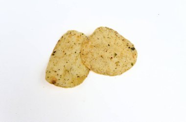 Çıtır çıtır ve lezzetli patates cipsi veya beyaz arka planda cips.