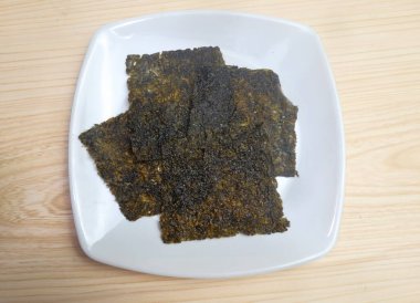 Beyaz tabakta çıtır çıtır yosun.