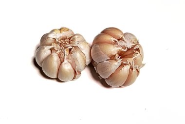 Beyaz arka planda izole edilmiş poşet putih veya sarımsak karanfilleri.