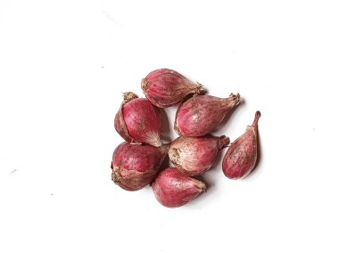 Beyaz arka planda yalıtılmış Shallots soğanı veya bawang merah