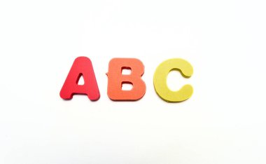 ABC sözcüğü beyaz arkaplandaki alfabe alfabesindeki ahşap harflerden.