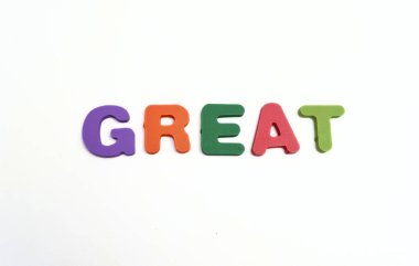 Renkli alfabe ahşap harflerinden beyaz arkaplan üzerine harika bir sözcük.