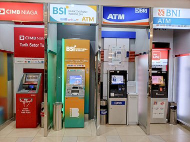 Semarang, Endonezya - 23 Aralık 2024: ATM ATM ATM 'leri alışveriş merkezinde