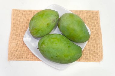 Masada yeşil mango koleksiyonu var. Tropik meyveler.