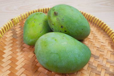 Masada yeşil mango koleksiyonu var. Tropik meyveler.