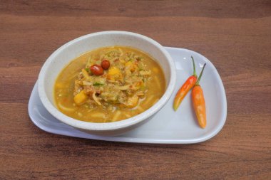 Rujak Serut, rendelenmiş taze meyvelerden yapılmış Endonezya meyve salatası ve kahverengi şeker, kırmızı biber, tuz ve fıstıkla karıştırılmış sos..