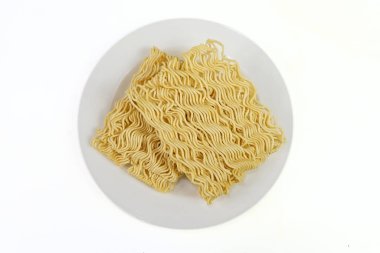 Beyaz tabakta çiğ erişte..