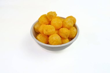 Beyaz arka planda izole edilmiş mısır topları