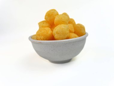 Beyaz arka planda izole edilmiş mısır topları